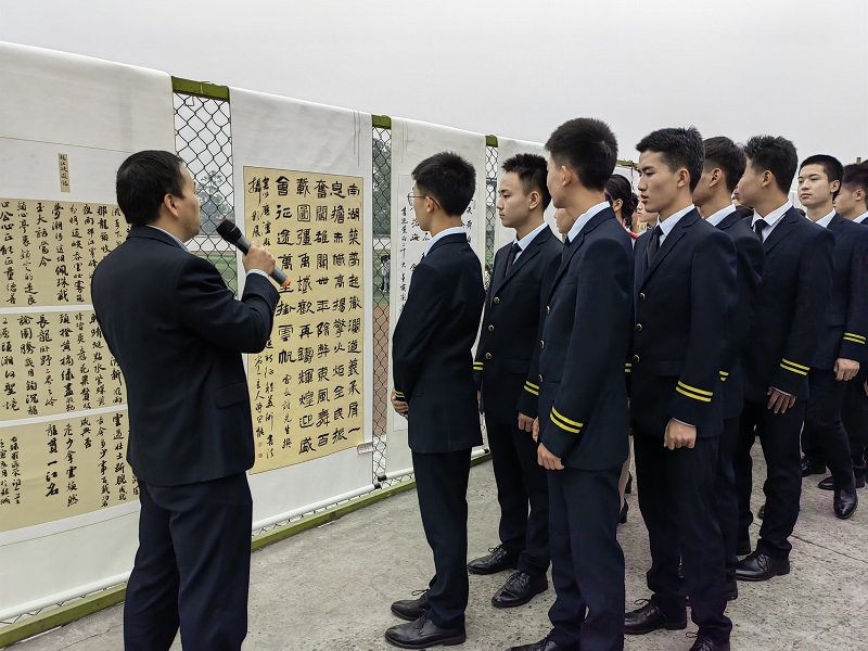 瀘縣建校開展“獻(xiàn)禮二十大·文化進(jìn)萬家”美術(shù)書法展進(jìn)鄉(xiāng)村學(xué)校公益活動