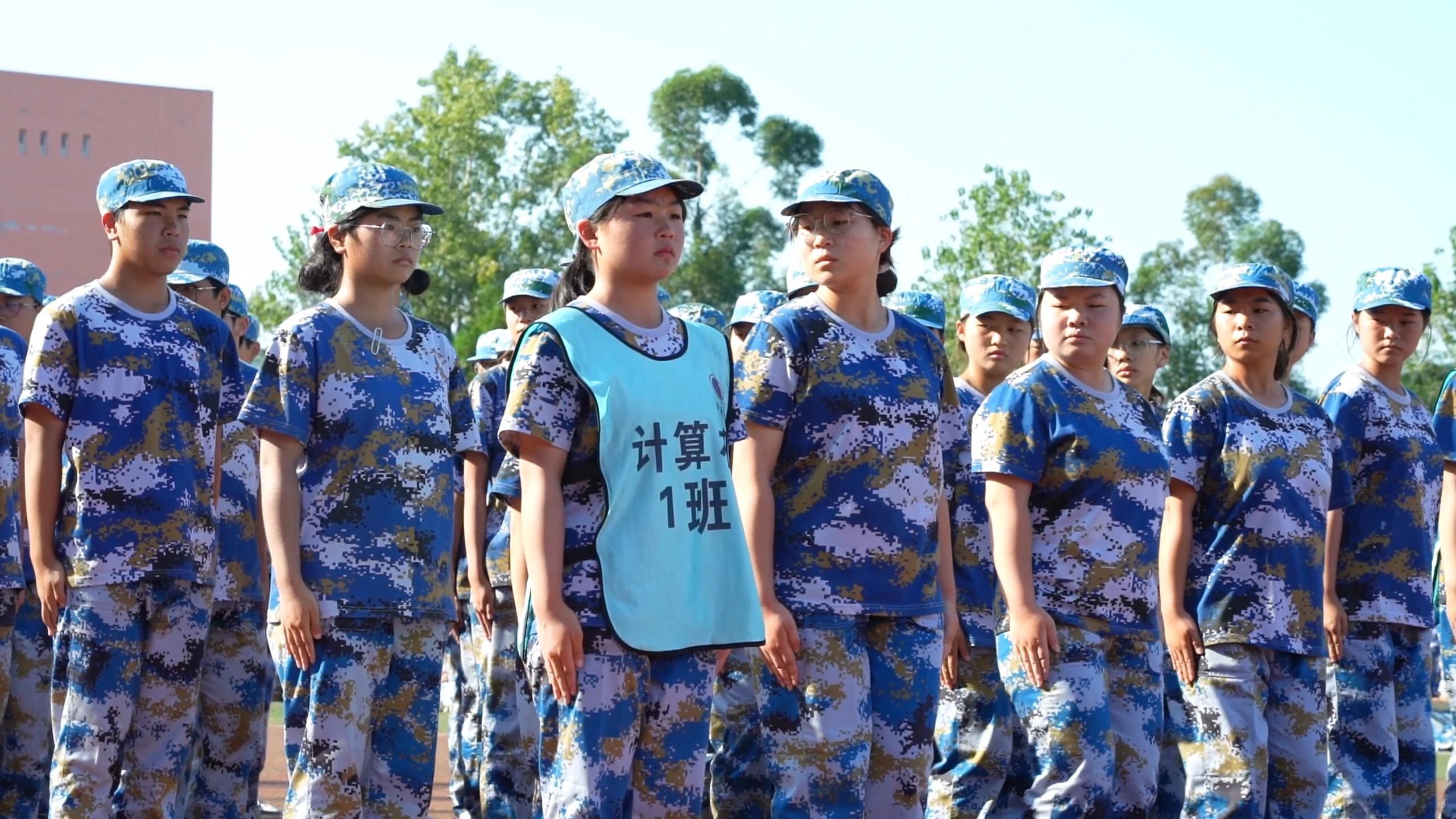 瀘縣建校舉行2024年新生軍訓(xùn)會(huì)操表演暨總結(jié)表揚(yáng)大會(huì)