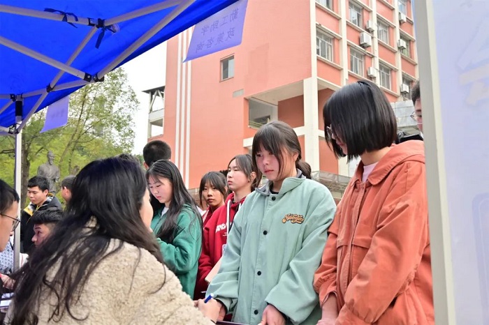 【資助育人】瀘縣建校舉行2024年春期勤工助學(xué)現(xiàn)場招聘會