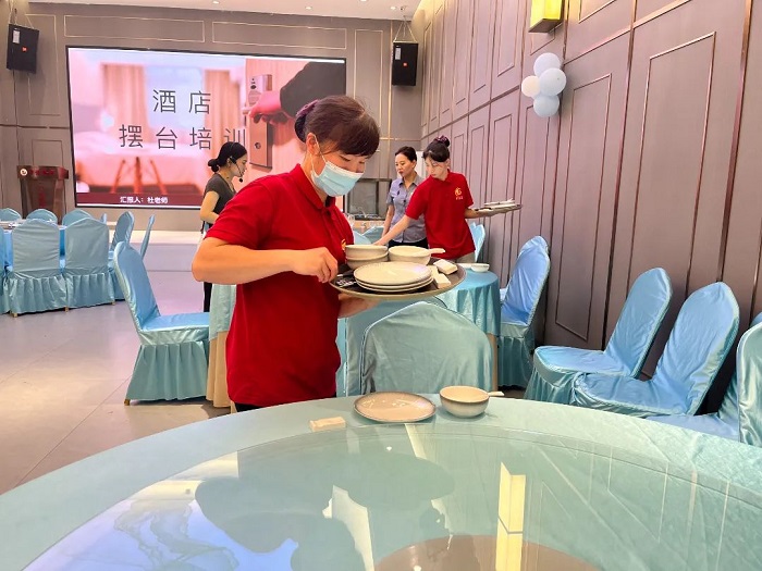 瀘縣建校進(jìn)企業(yè)開展技能培訓(xùn)