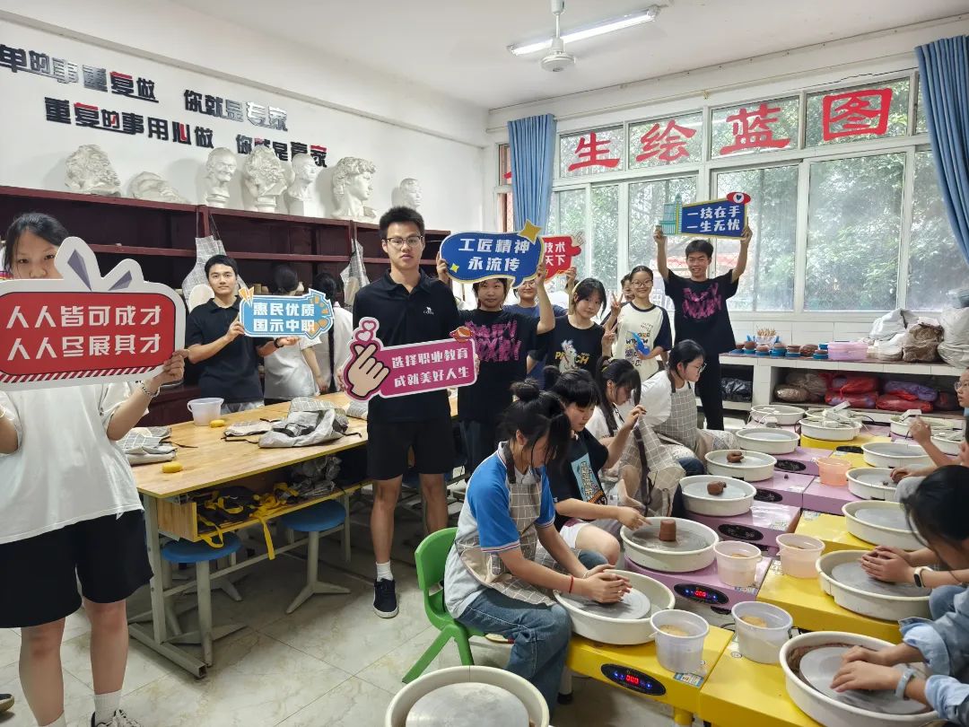 瀘縣建校舉行2024年職業(yè)教育活動(dòng)周體驗(yàn)展示活動(dòng)