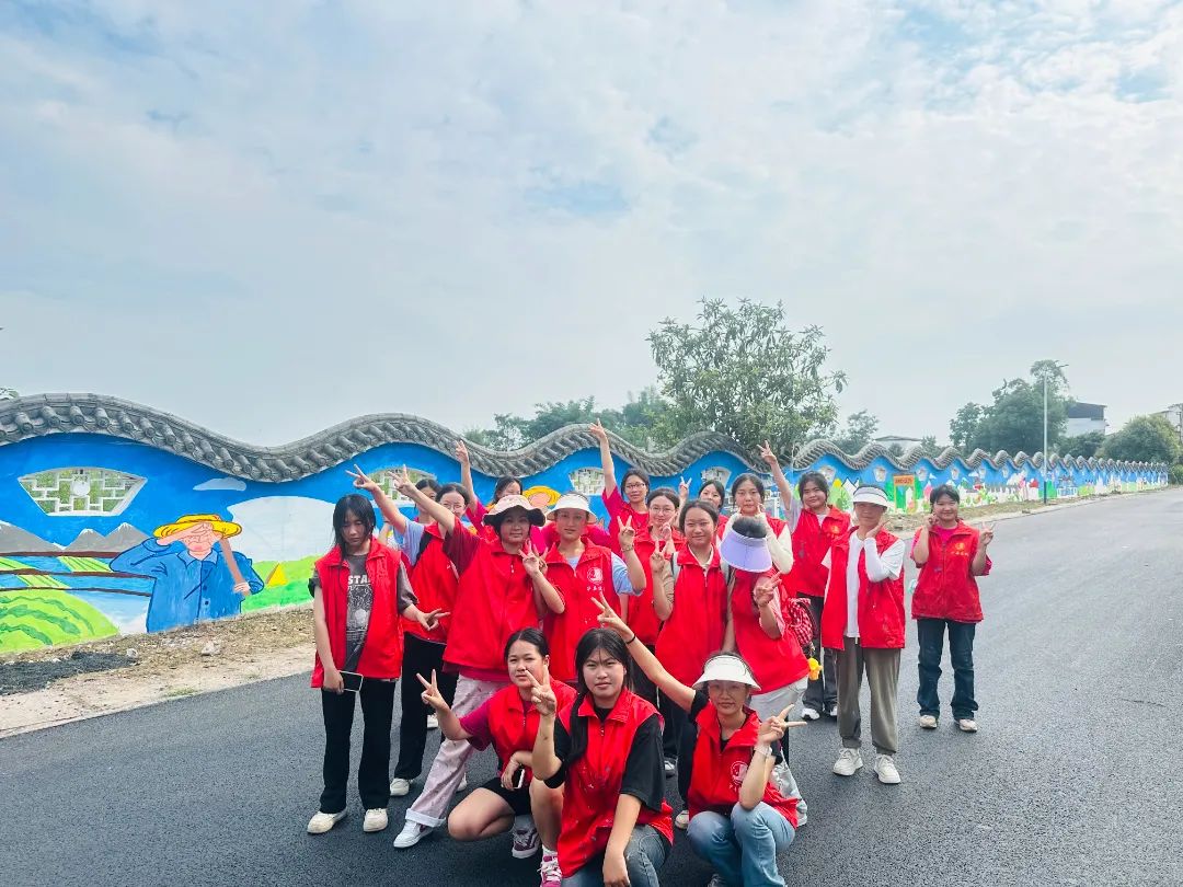 瀘縣建校幼兒保育專業(yè)到瀘縣玉蟾街道龍橋社區(qū)開展為鄉(xiāng)村振興“聚力添彩”主題墻繪志愿服務(wù)活動