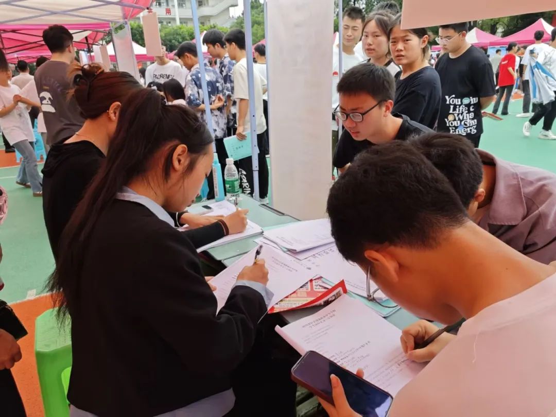 瀘縣建校舉行2022級學(xué)生實習(xí)雙選會