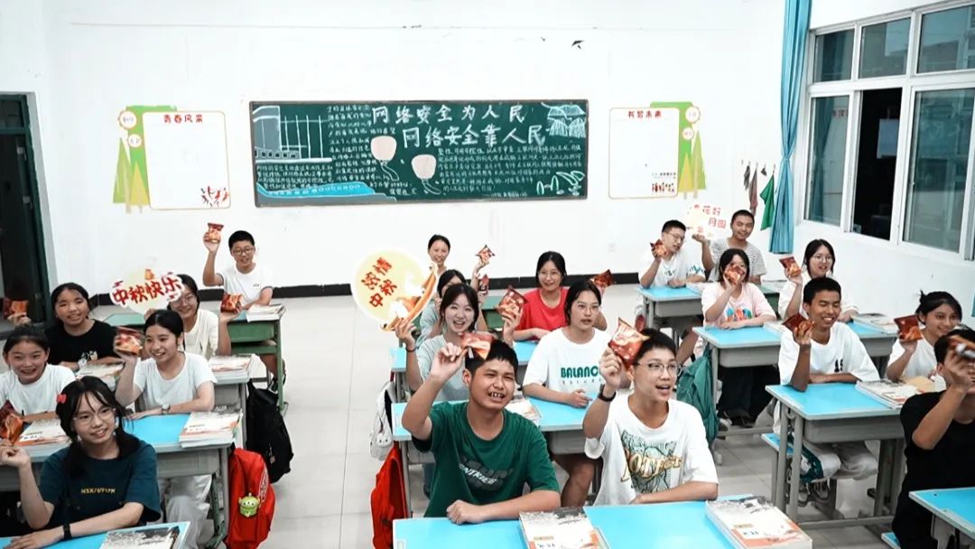 瀘縣建校為師生免費發(fā)放月餅