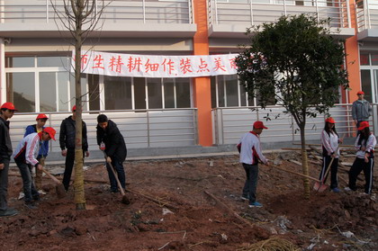 師生精耕細(xì)作 裝點(diǎn)美麗建校