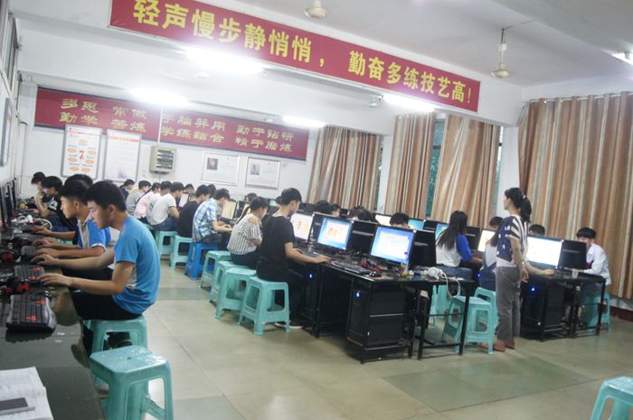 14級(jí)學(xué)生技能鑒定順利結(jié)束