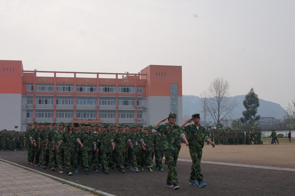 瀘縣建校新生軍訓(xùn)開(kāi)訓(xùn)