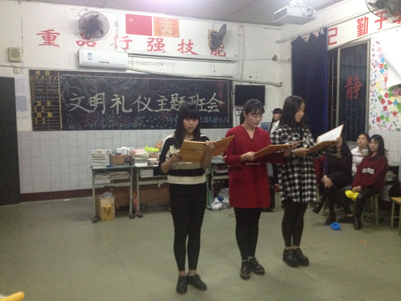 校團委深入各班檢查第一學月主題班會