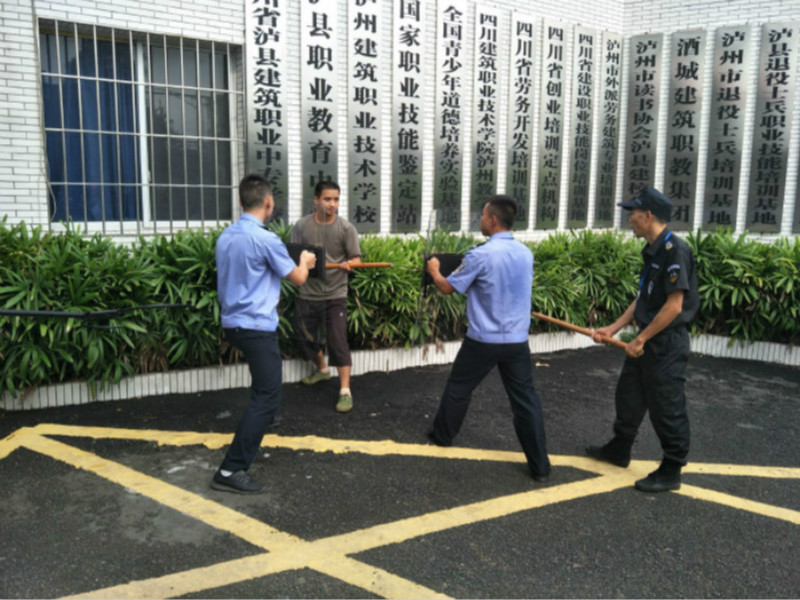 瀘縣建筑職業(yè)中專學(xué)校開展校園反恐防暴戰(zhàn)術(shù)訓(xùn)練