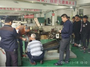 長征技工到校檢修機(jī)床  機(jī)械專業(yè)師生觀摩實(shí)踐